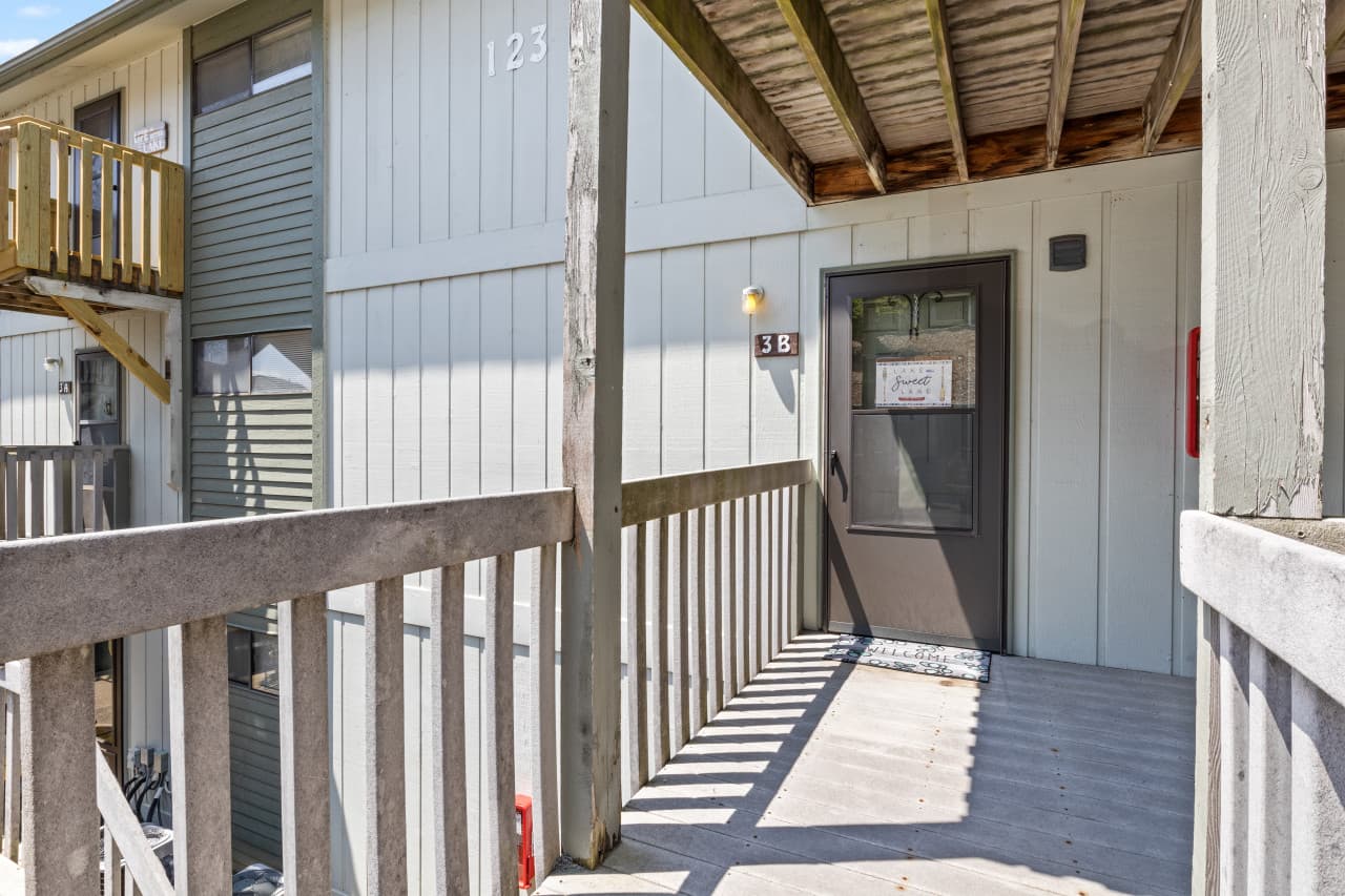 02-123 Southwood Shores Pl 3B - 2.jpg