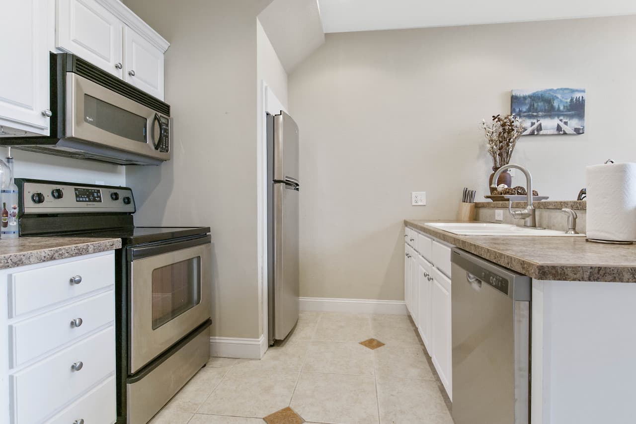 01-426 Cedar Heights Dr_01.jpg