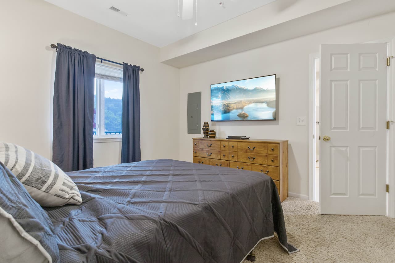 03-426 Cedar Heights Dr_03.jpg