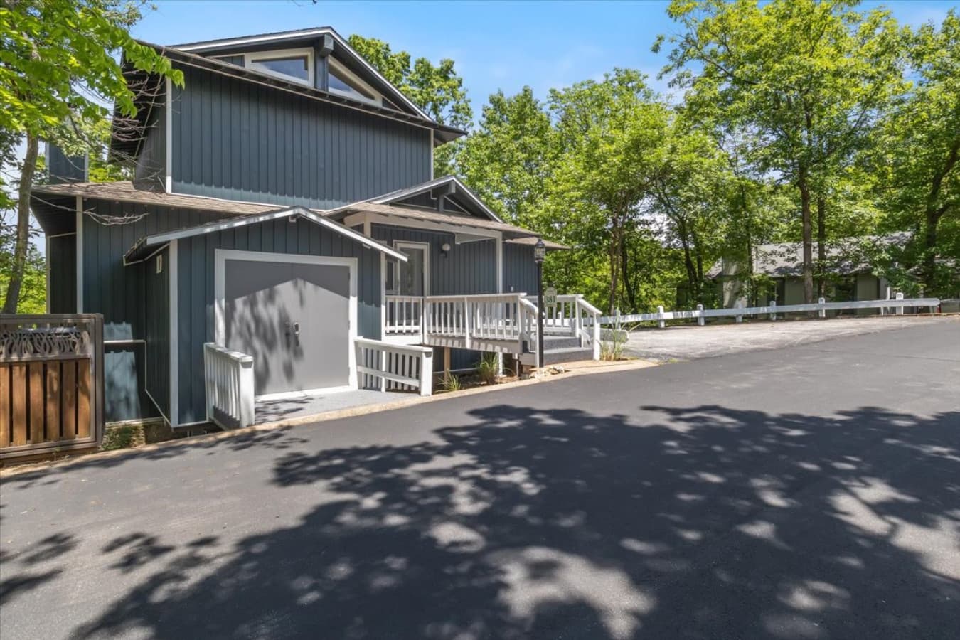 01-381 Moongate Dr - 1.jpg