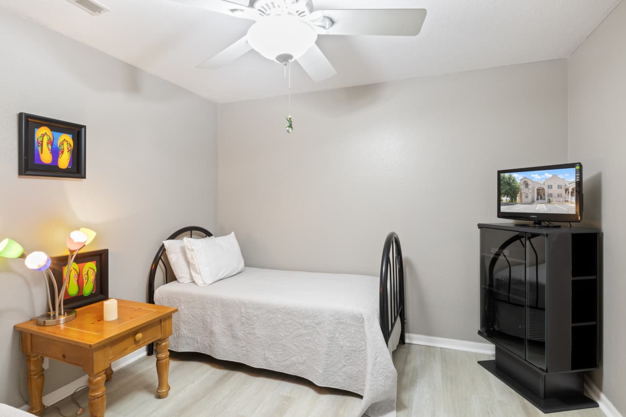 08-214 Emerald Bay Dr 2B - 8.jpg
