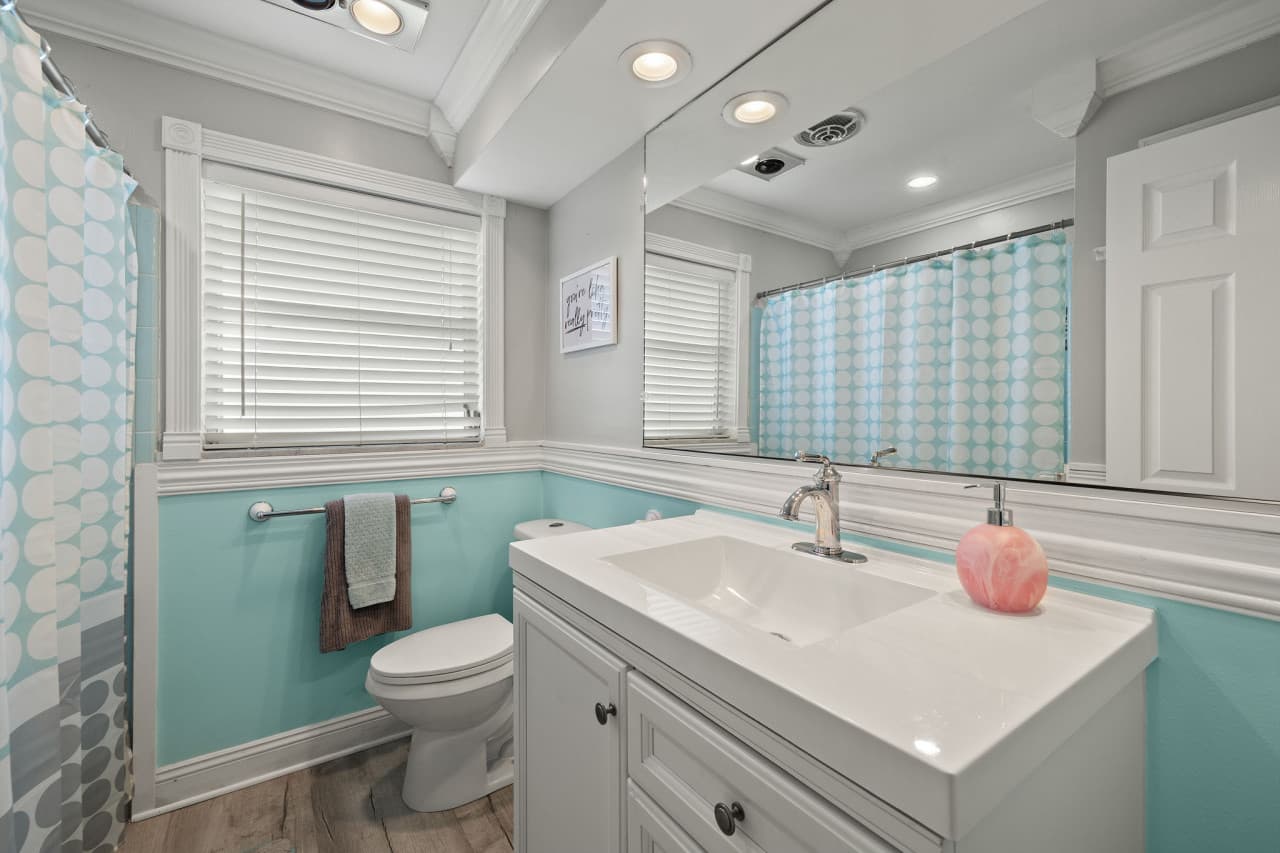 21-Guest Bathroom.jpg