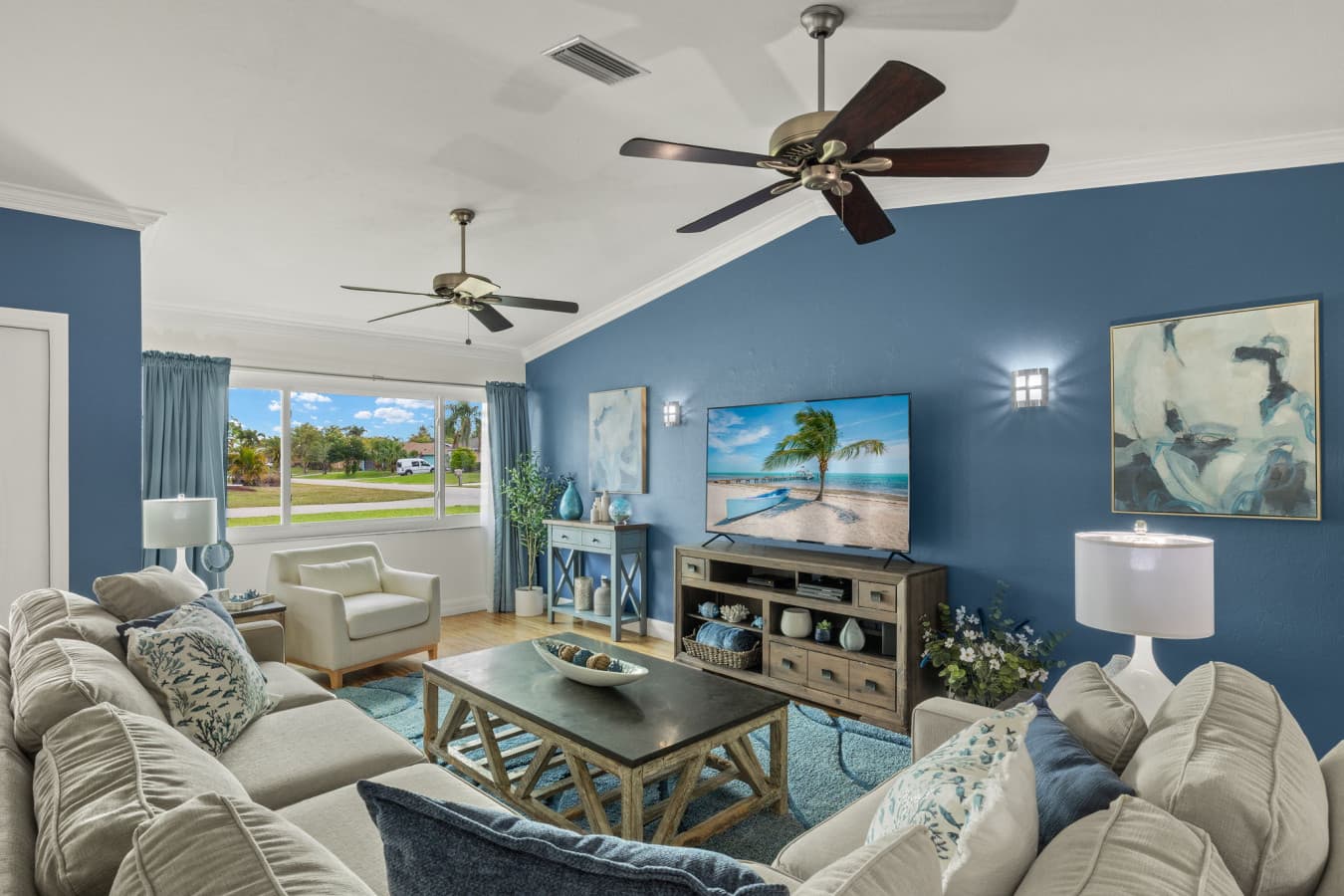 5-Living Room 3.jpg