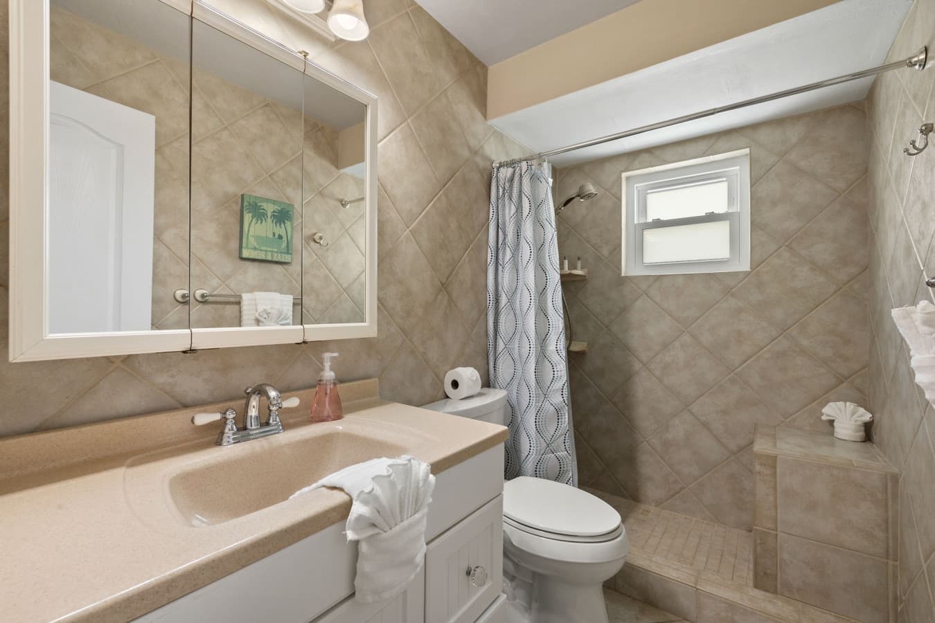 17-Guest Bathroom.jpg