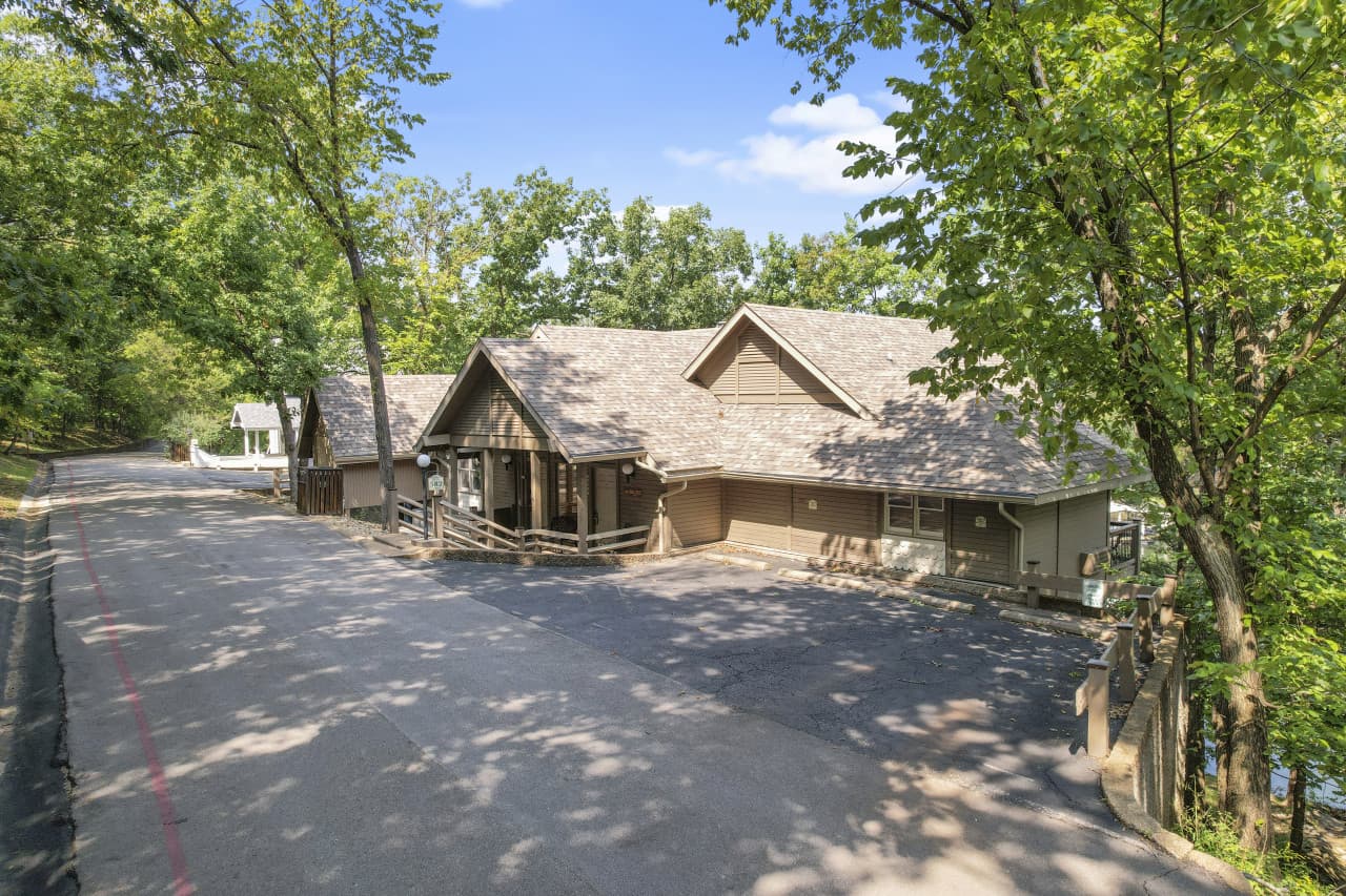 02-582 Moongate Dr - 2.jpg
