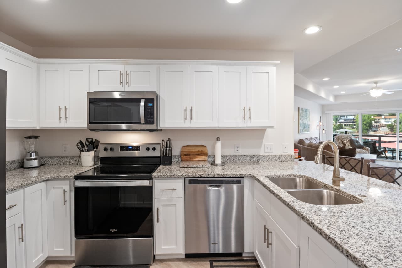 07-7 - 278 Emerald Bay Dr 2B.jpg