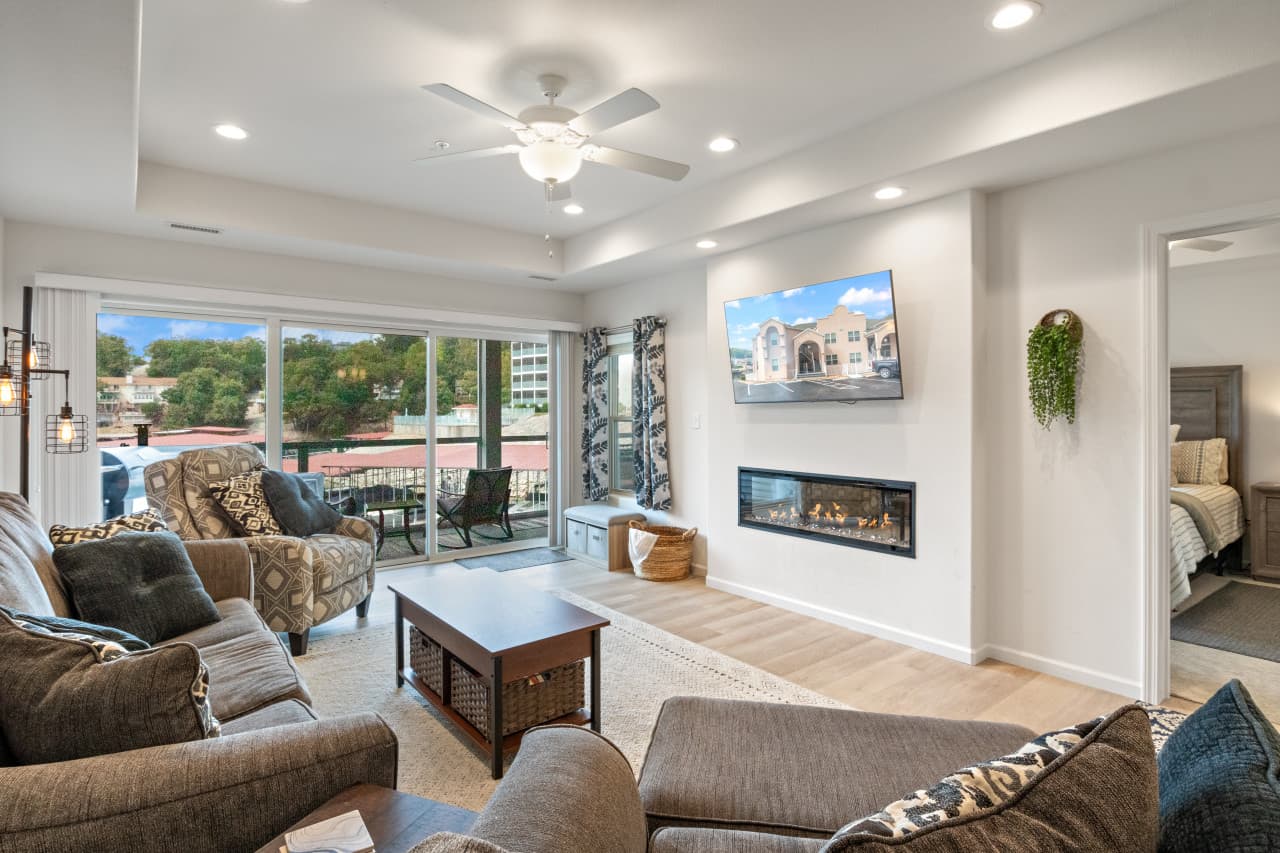 16-16 - 278 Emerald Bay Dr 2B.jpg