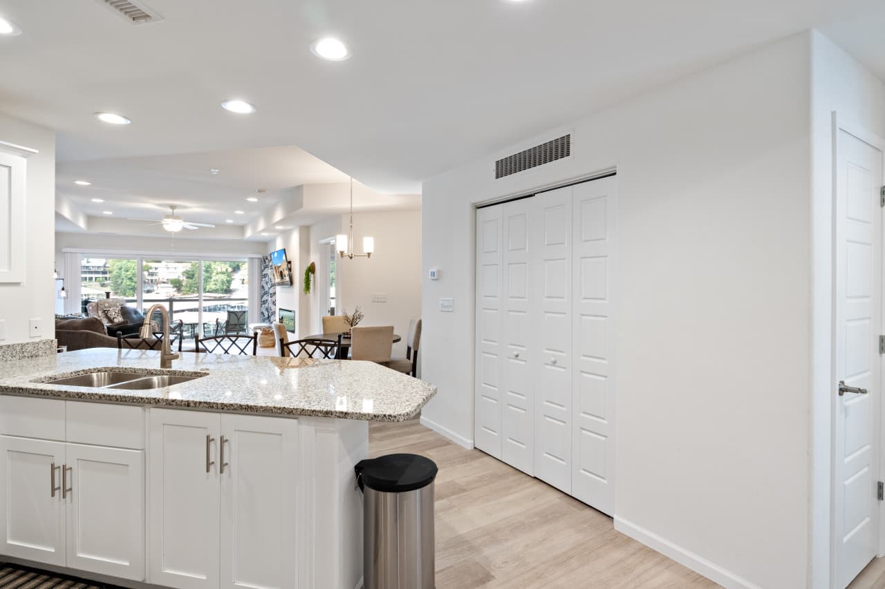 05-5 - 278 Emerald Bay Dr 2B.jpg
