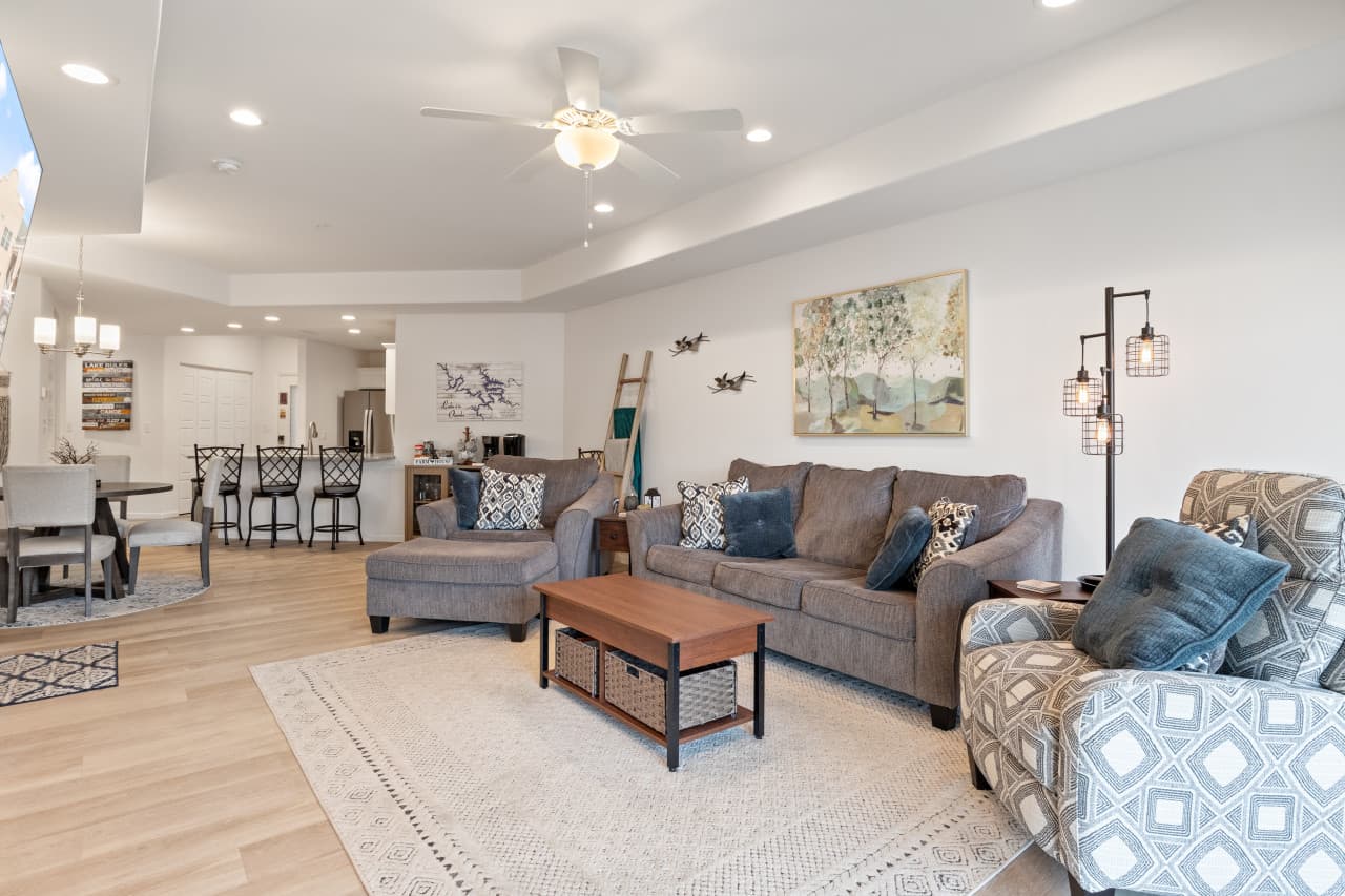 18-18 - 278 Emerald Bay Dr 2B.jpg