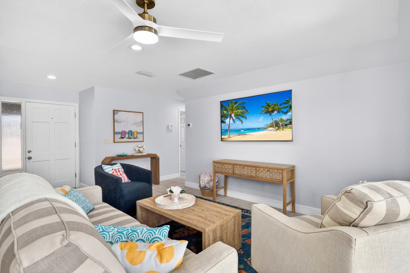 7-Living Room 4.jpg