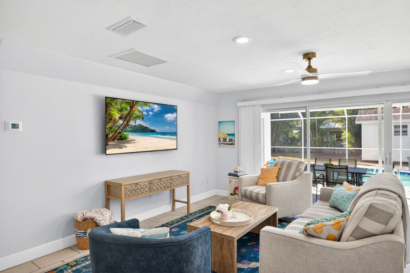 5-Living Room 2.jpg