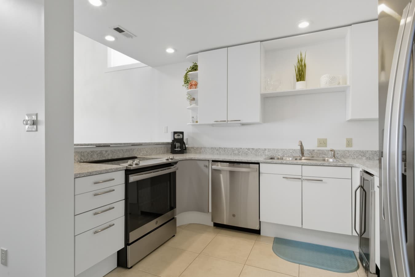 10-250 Emerald Bay Dr 3C - 10.jpg