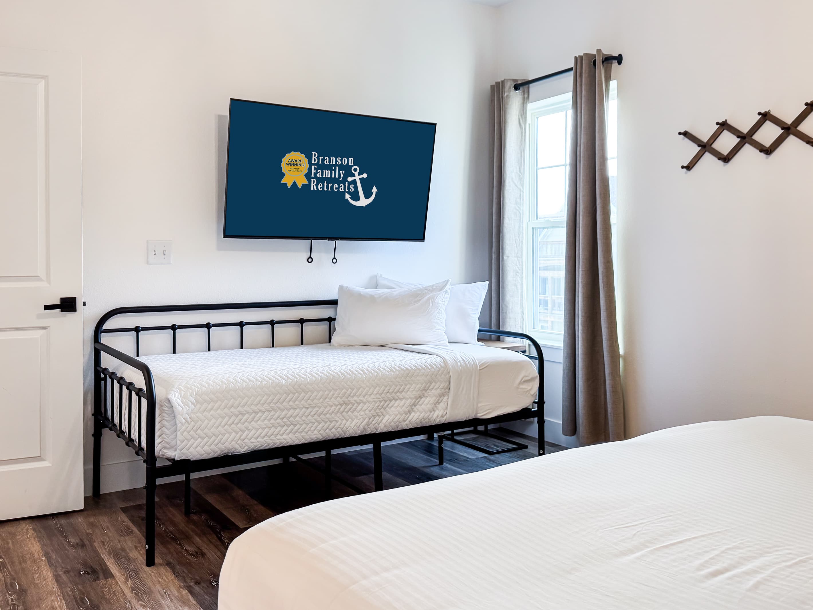 Bedroom 3 (upper level): Twin bed with Tv