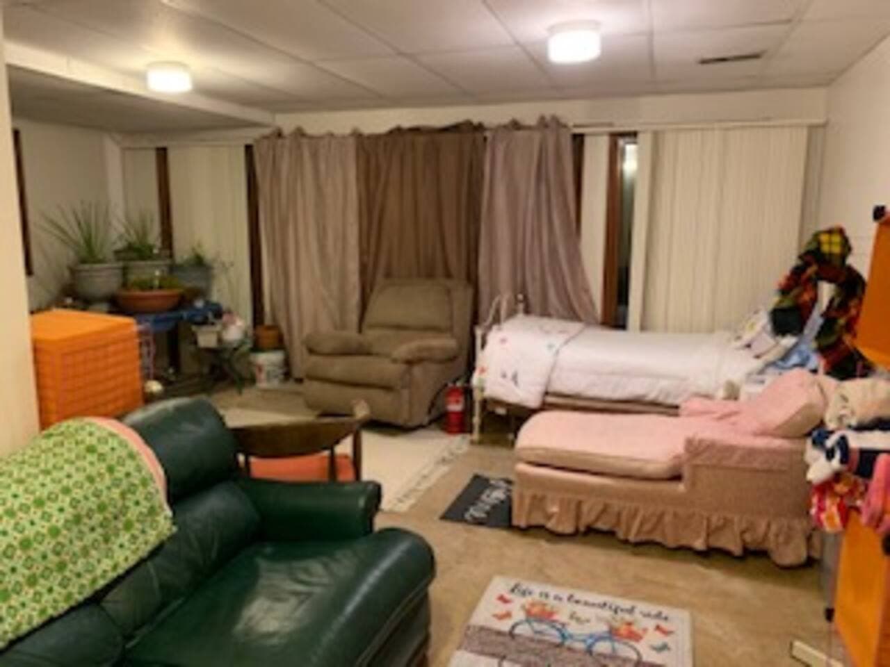 Lake level dorm room for 3 persons-View from Stairwell (C 2nd picture from other view point).  Queen Anns bed faces lake.  Room sleeps 3 3rd bed is on trundle&is air mattress on box spring...U prepare the 3rd bed unless booked prior to last cleaning