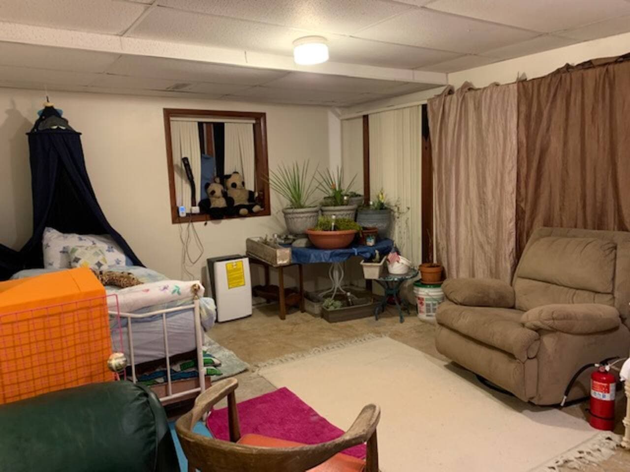 Winter view of roomLake level dorm room for 3 persons-View from Queen Anns bed.(see 2nd picture from other view point). Room sleeps 3 3rd bed is on trundle and is air mattress on box spring...U prepare the 3rd bed unless booked prior to last cleaning