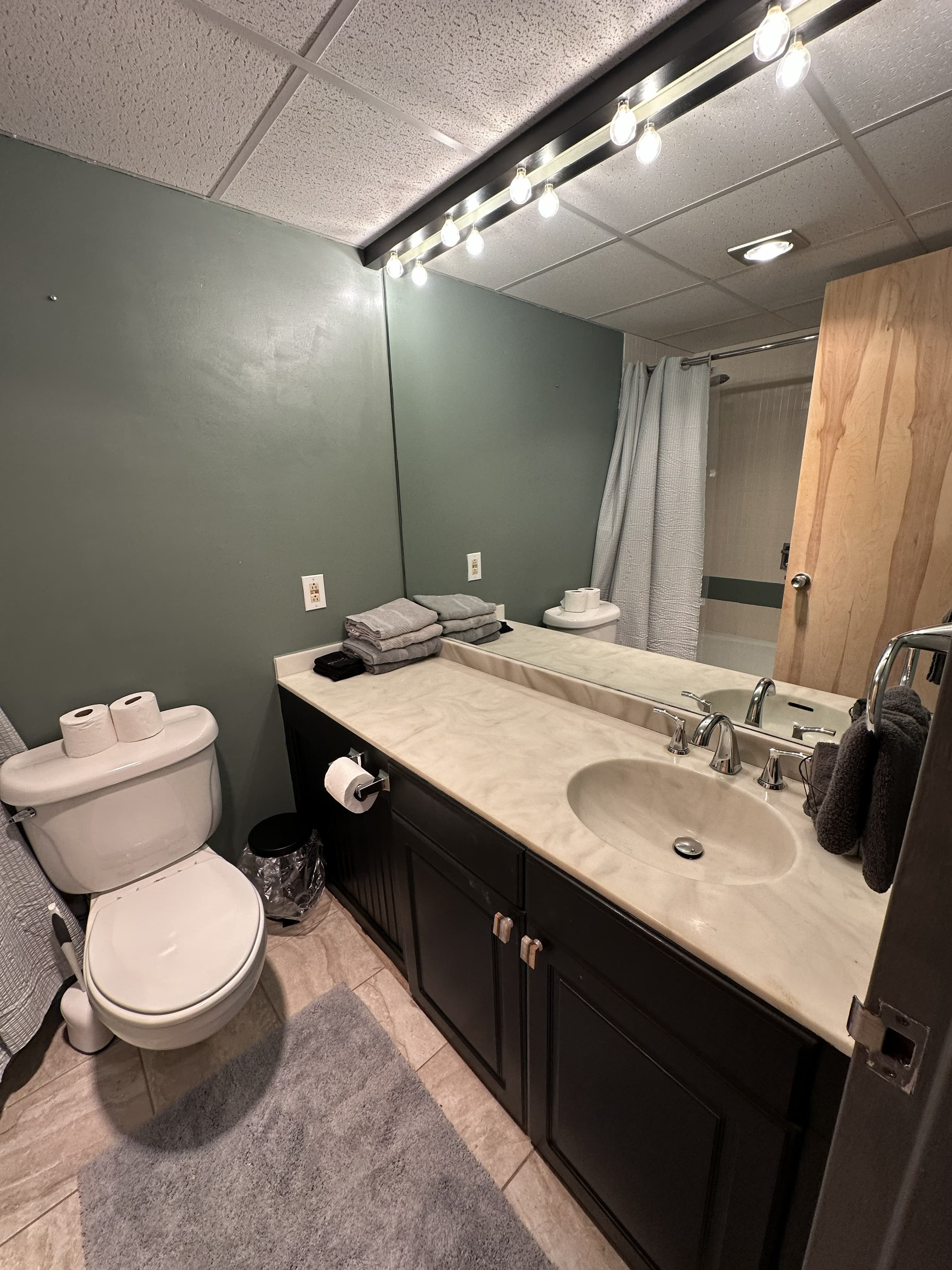 Bathroom with tub/shower