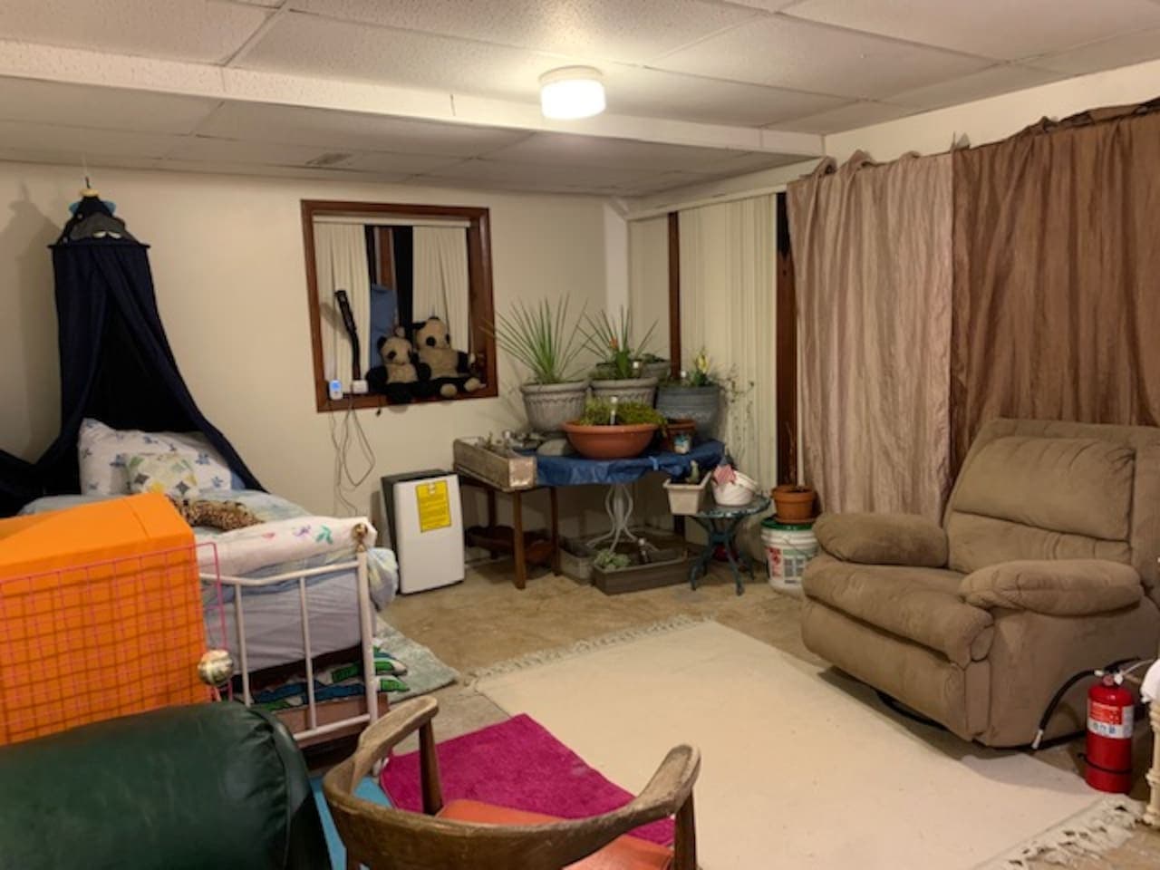 Winter view of roomLake level dorm room for 3 persons-View from Queen Anns bed.(see 2nd picture from other view point). Room sleeps 3 3rd bed is on trundle and is air mattress on box spring...U prepare the 3rd bed unless booked prior to last cleaning