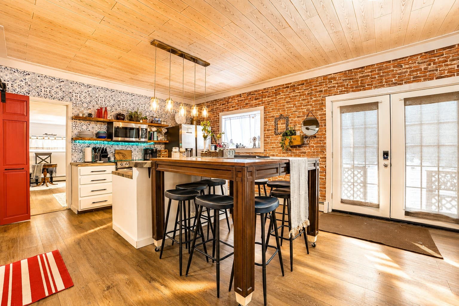 Kitchen with dining table