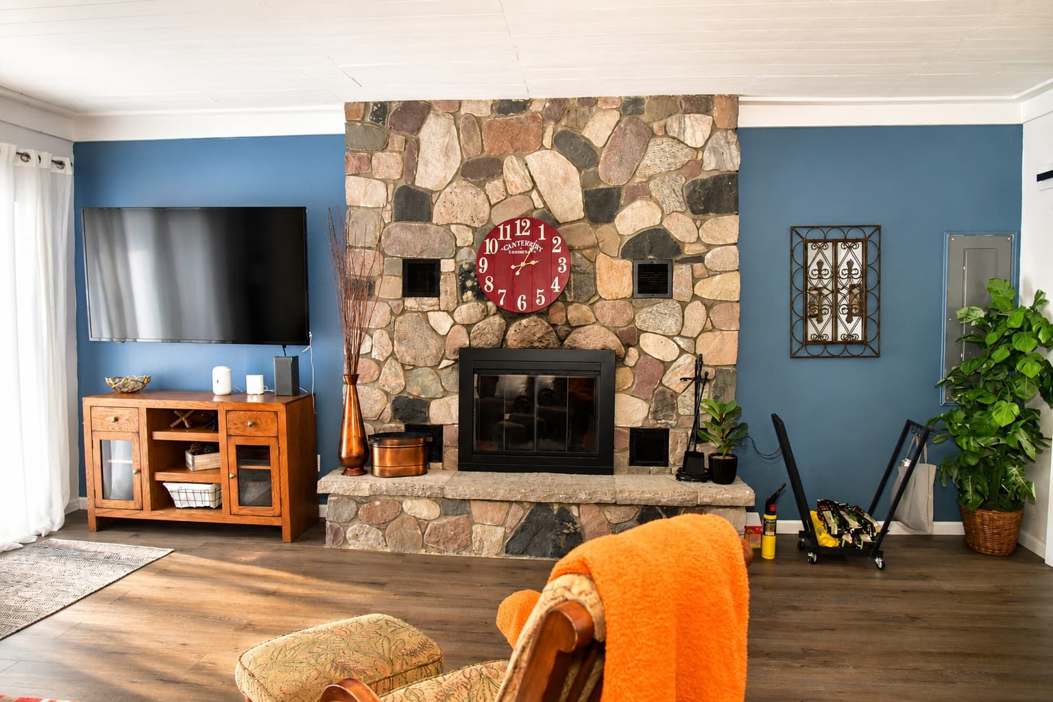 Livingroom with fireplace and flat screen tv