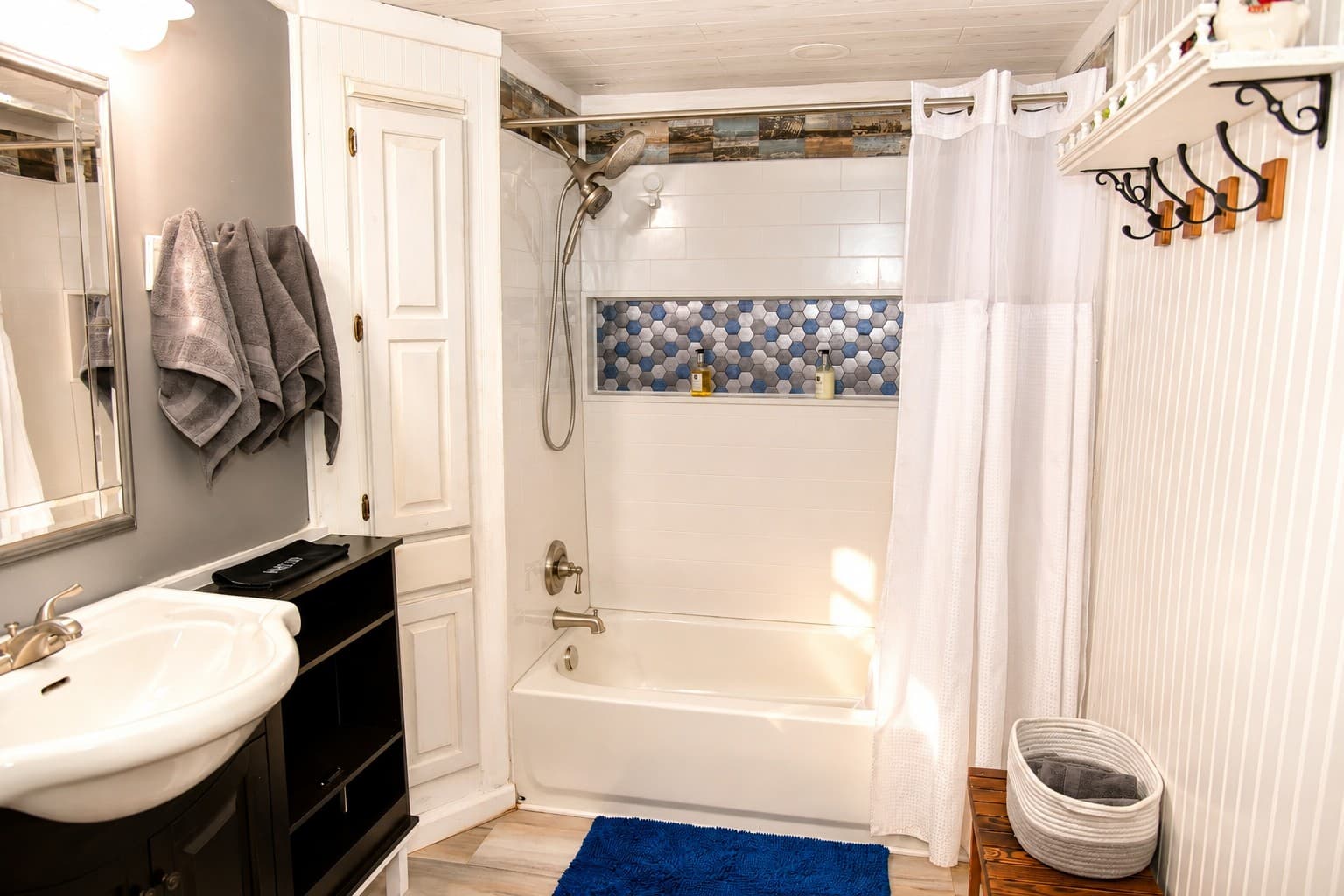 Main bathroom tub and shower