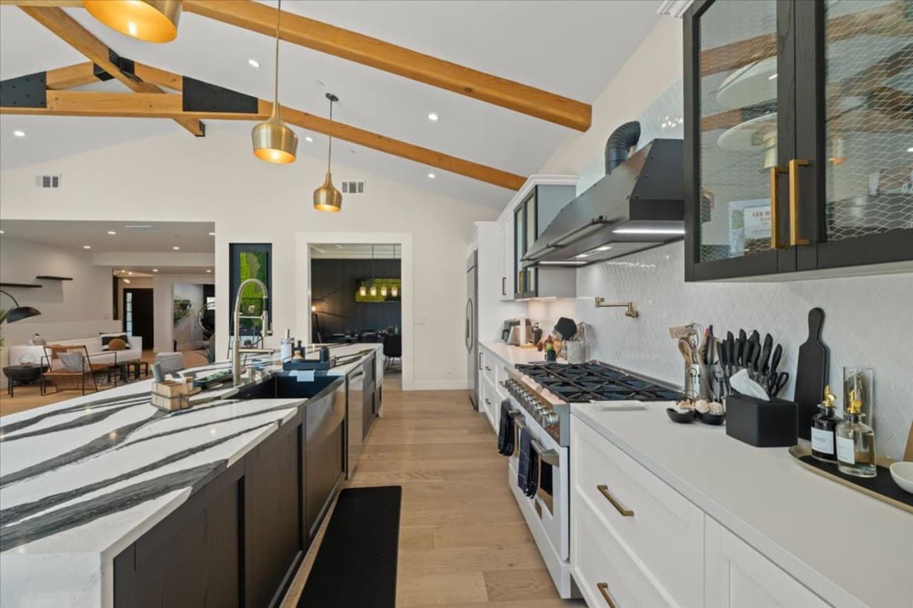 Fully equipped kitchen.
