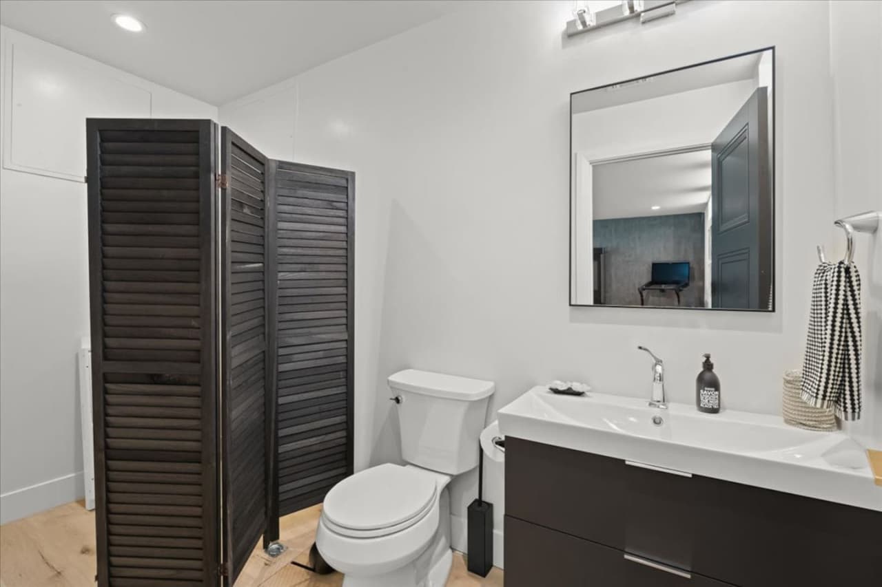 Guest bathroom.
