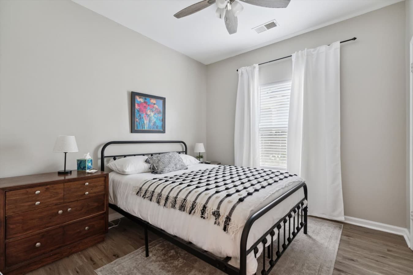 Queen size bed in the second bedroom.