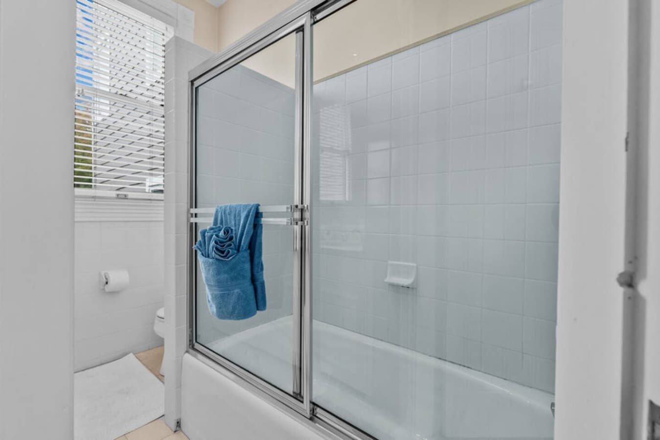 Second full bathroom with shower/tub combo.