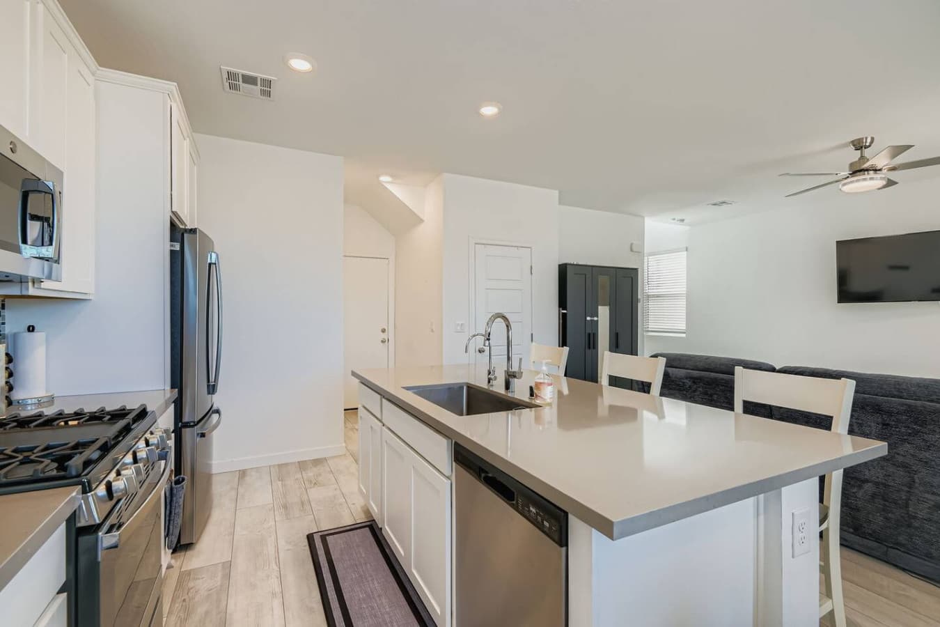 Full kitchen for all your cooking needs.