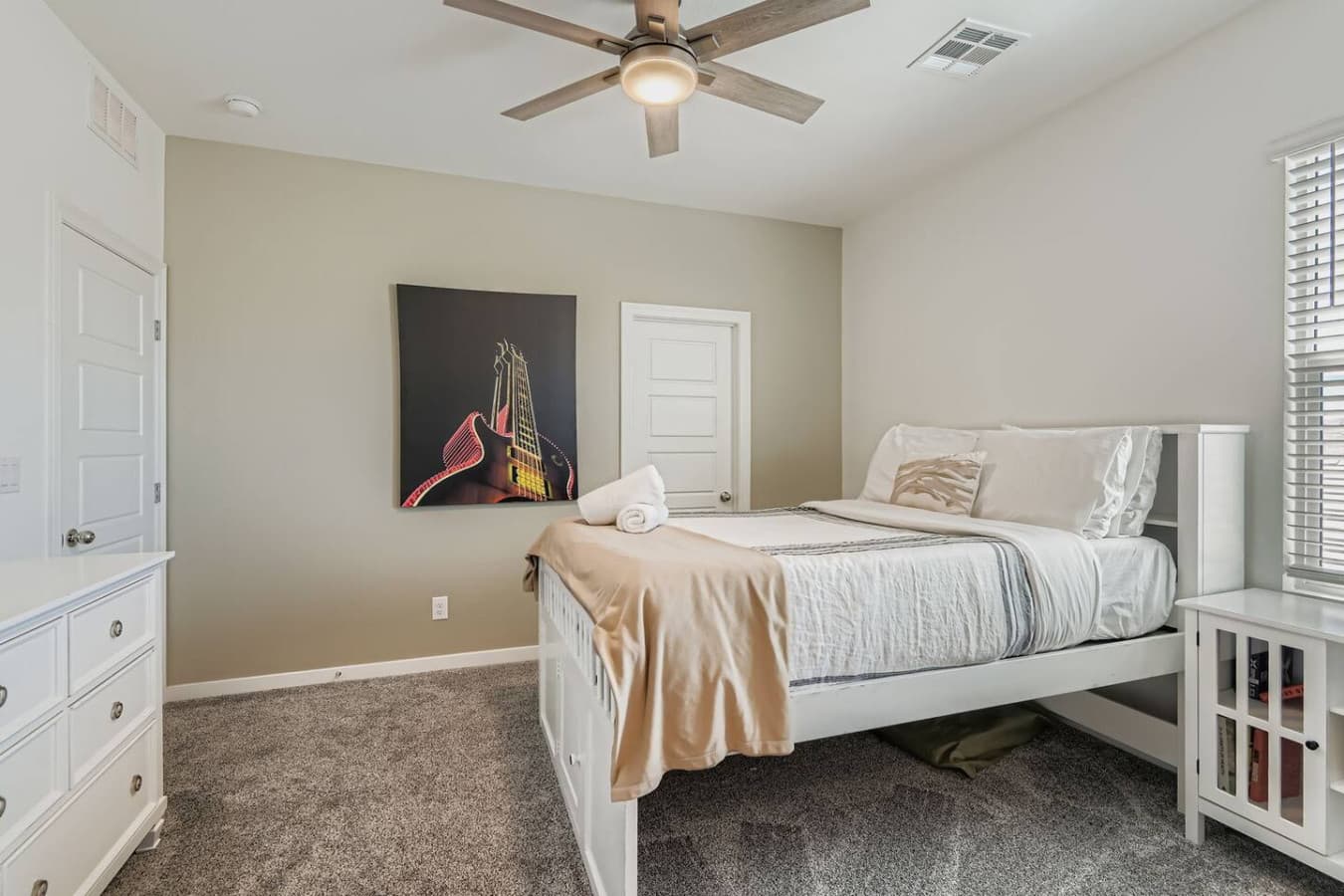 Second bedroom.