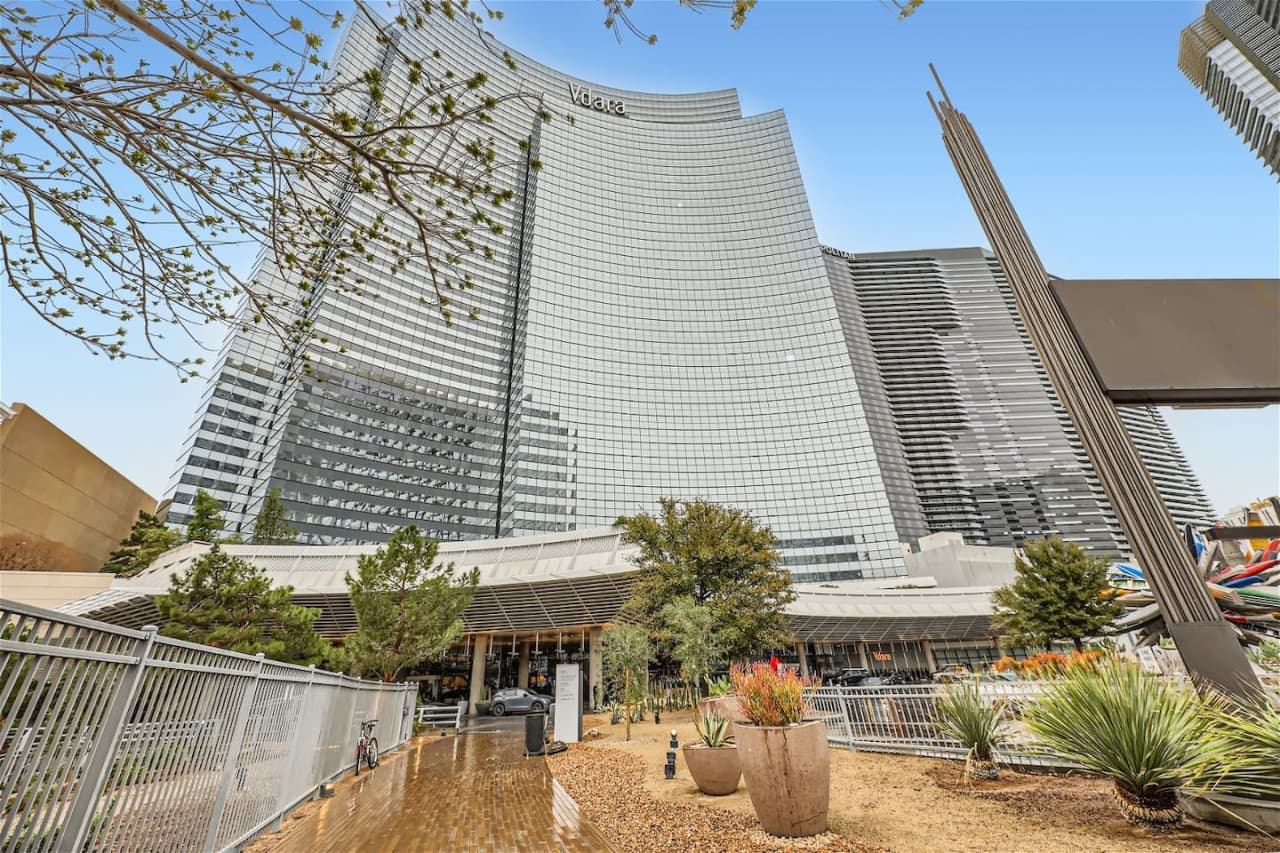 The Vdara hotel also offers unrivaled access to some of the finest casinos in Las Vegas with indoor bridges directly connected to Bellagio and Cosmopolitan Hotels and an outdoor walkway to Aria Resort & Casino.