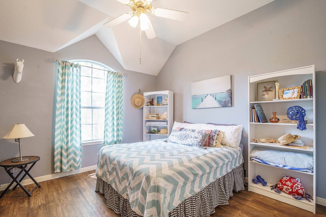 Second bedroom with a queen size bed.