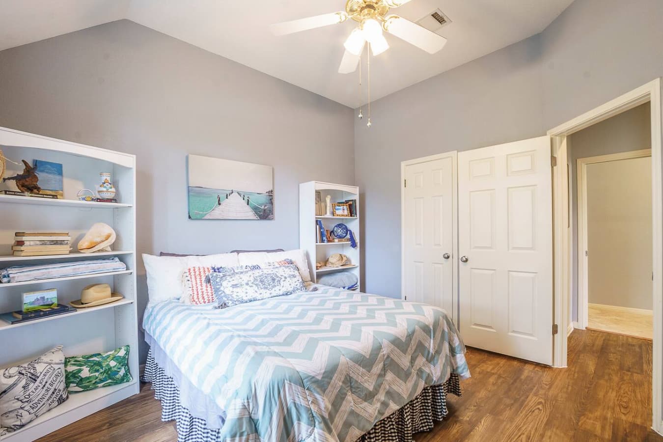 Second bedroom with a queen size bed.