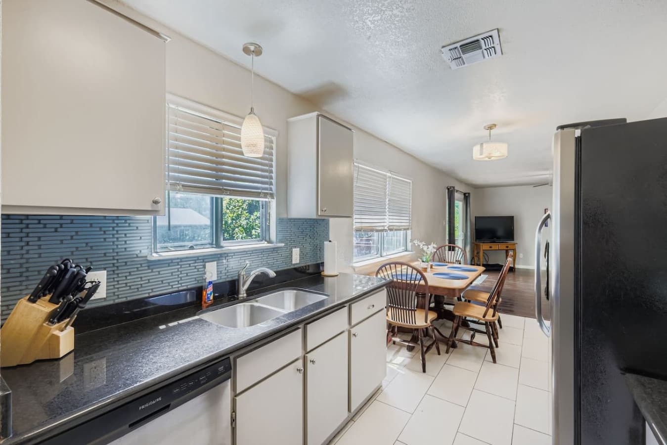 Full kitchen space.