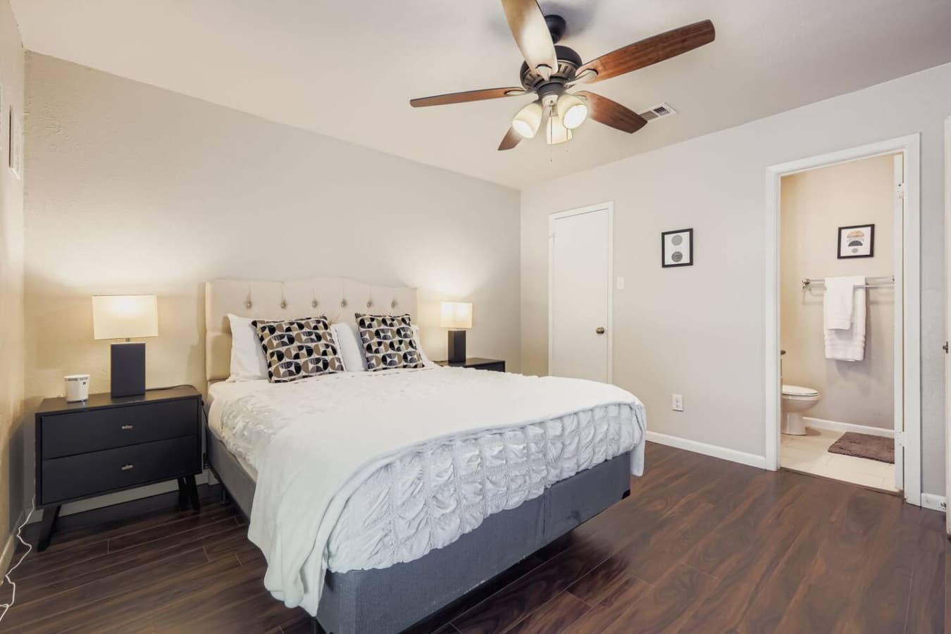 Master bedroom ensuite with queen size bed.