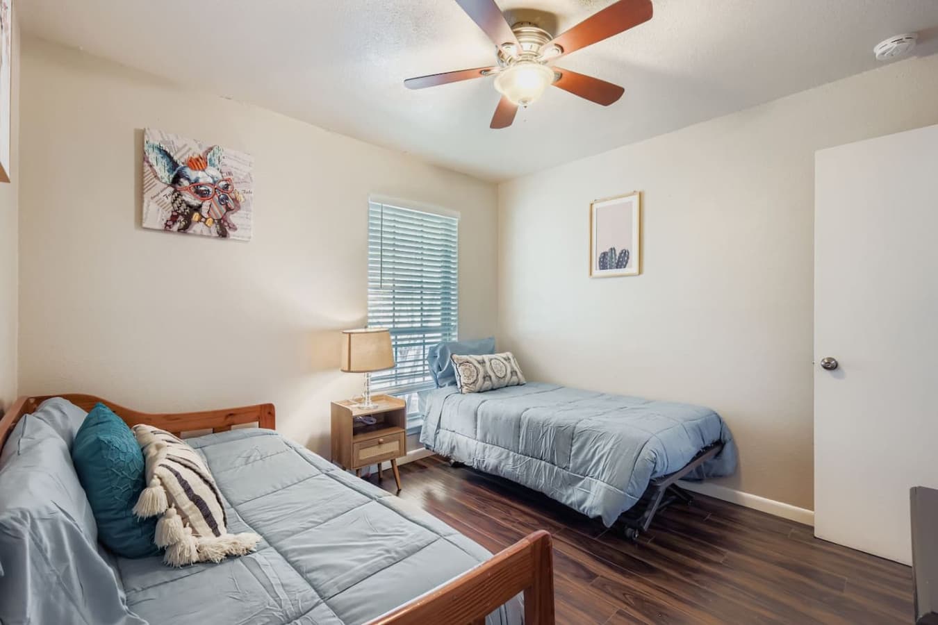 Third bedroom with two sleeping options.