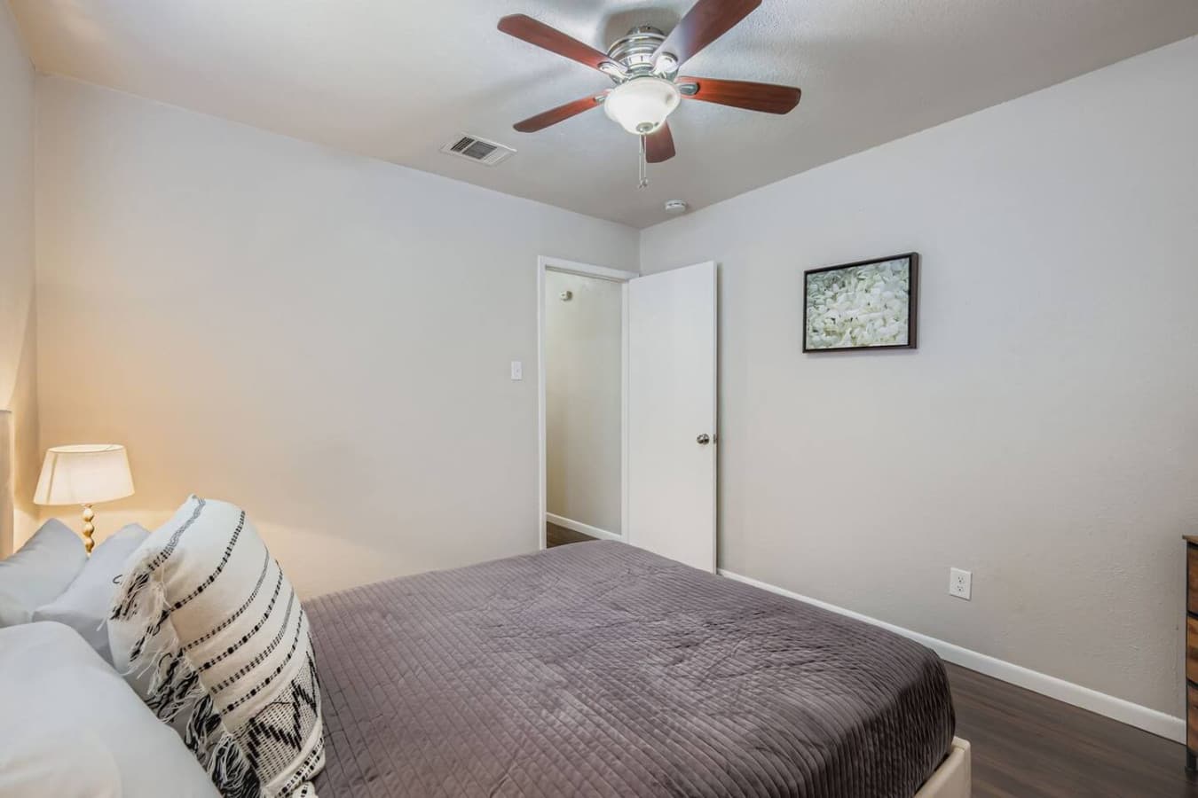 Second bedroom with queen size bed.