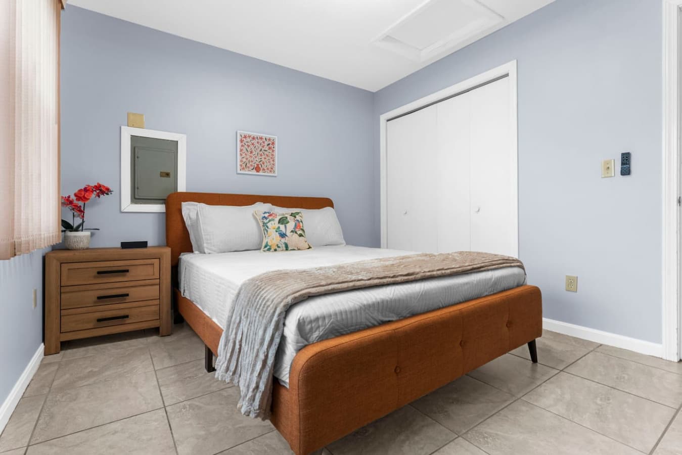 Bright bedroom with a comfortable bed and soft décor.