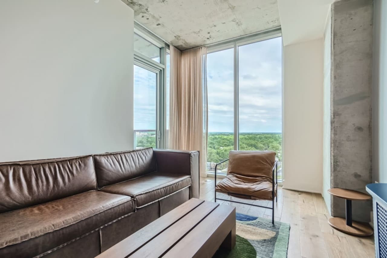 04 Living Room.jpg