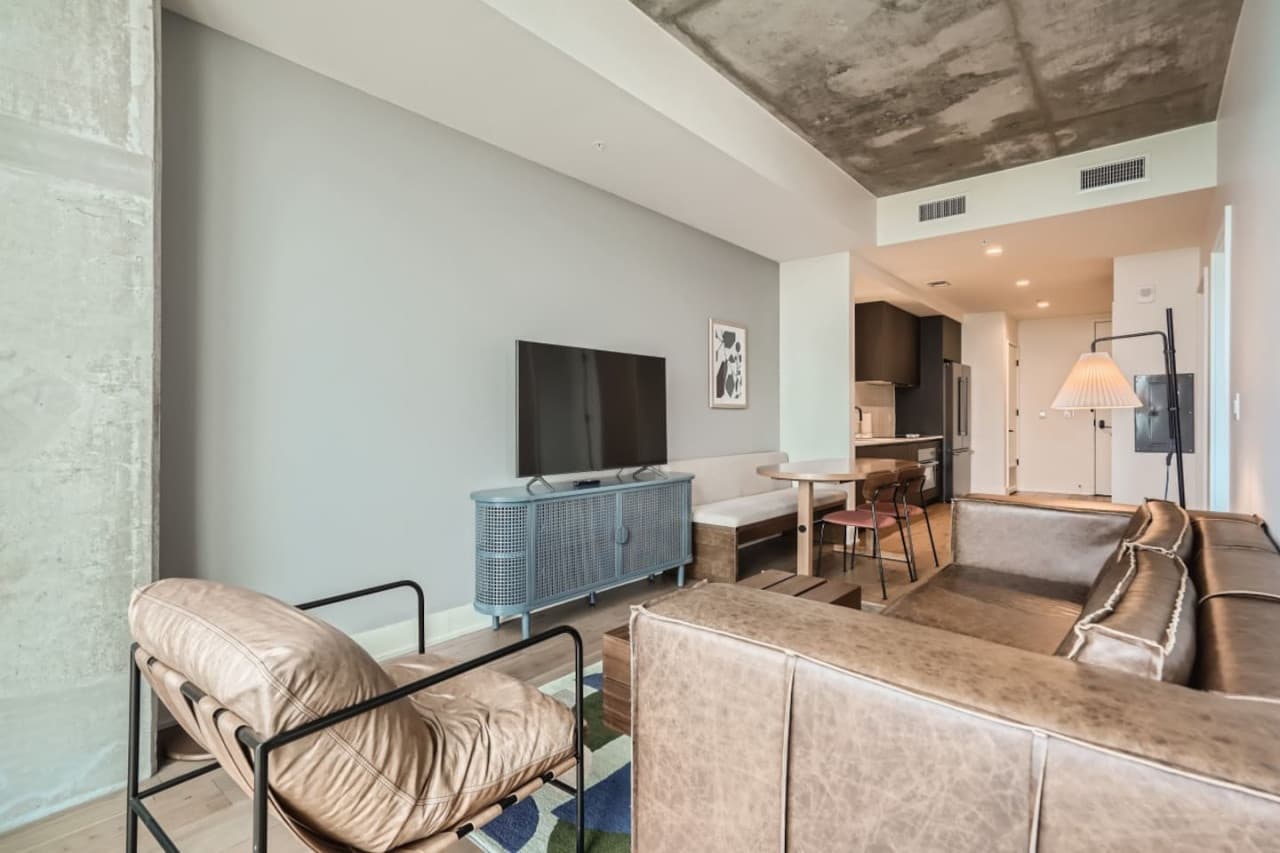 06 Living Room.jpg