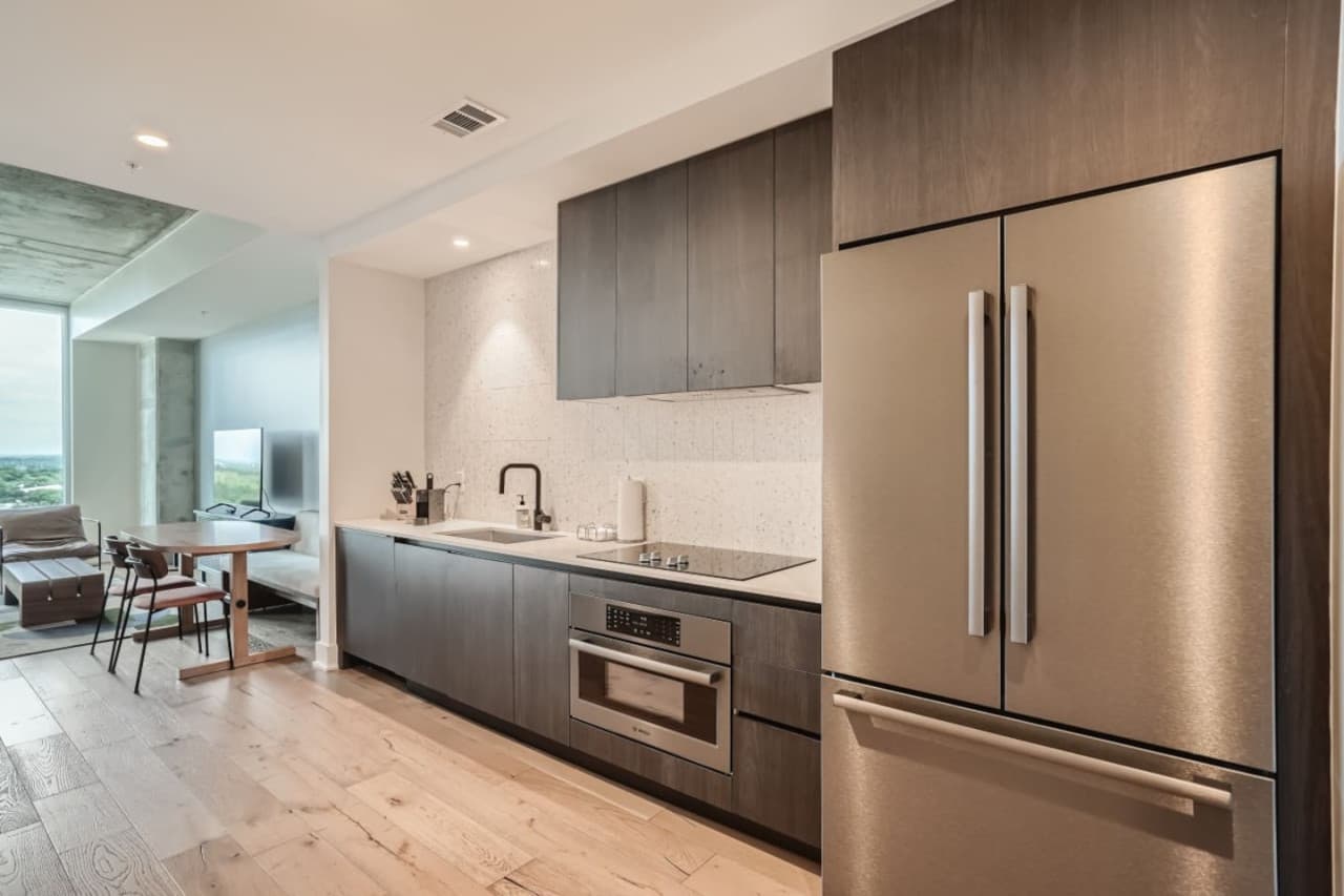 10 Kitchen.jpg