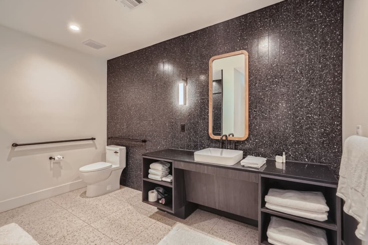 21 Primary Bathroom.jpg