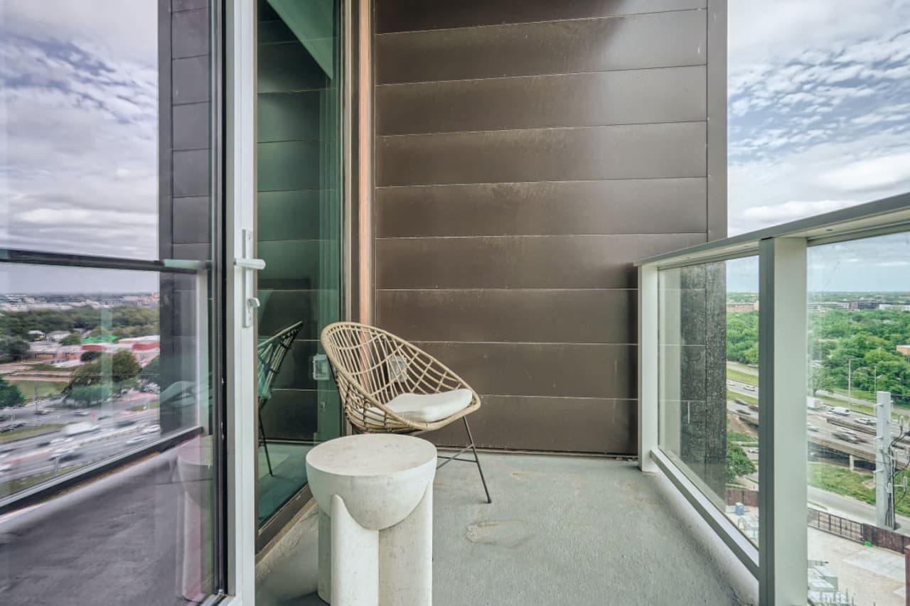 28 Balcony.jpg