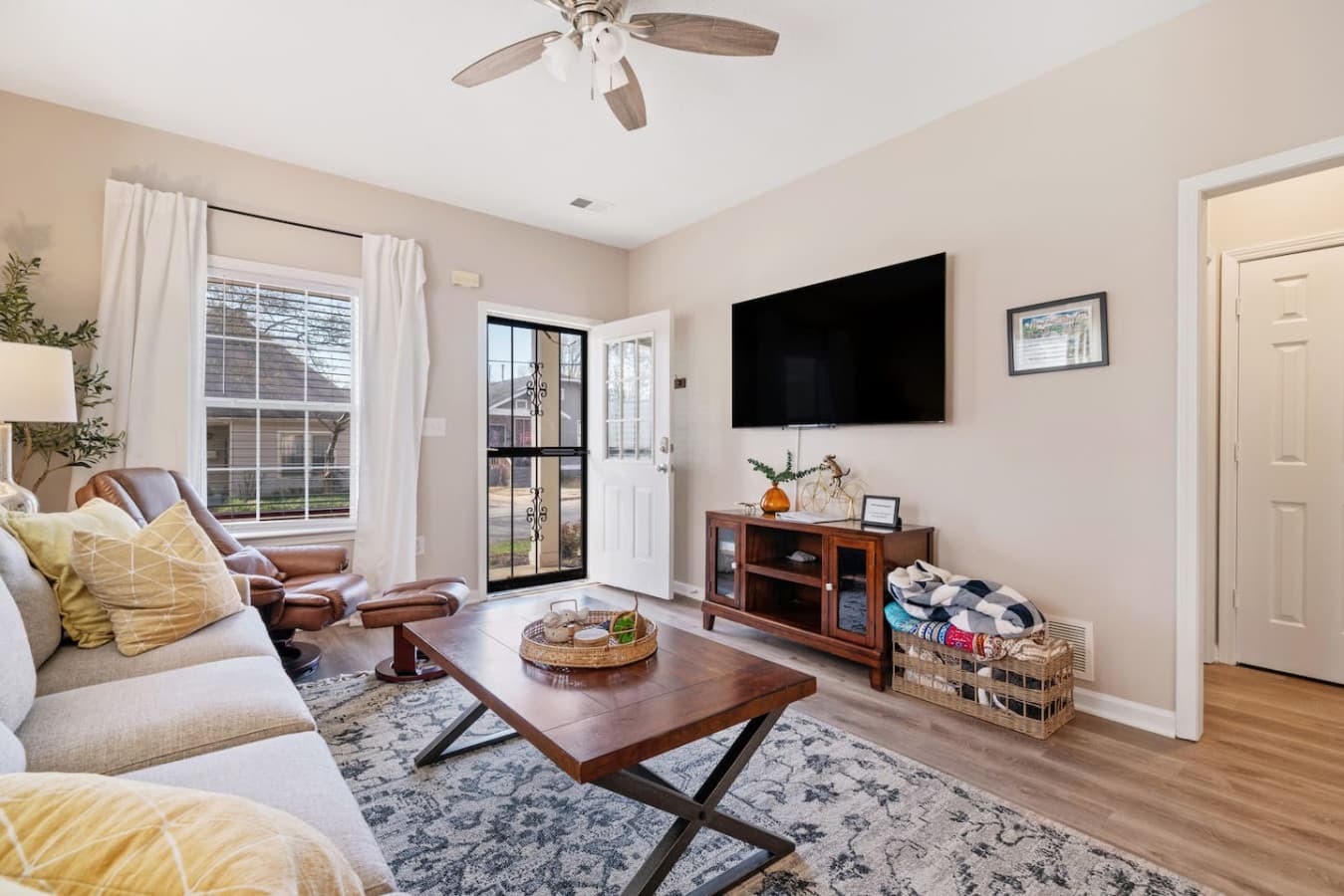 Living room with Flat Screen Tv