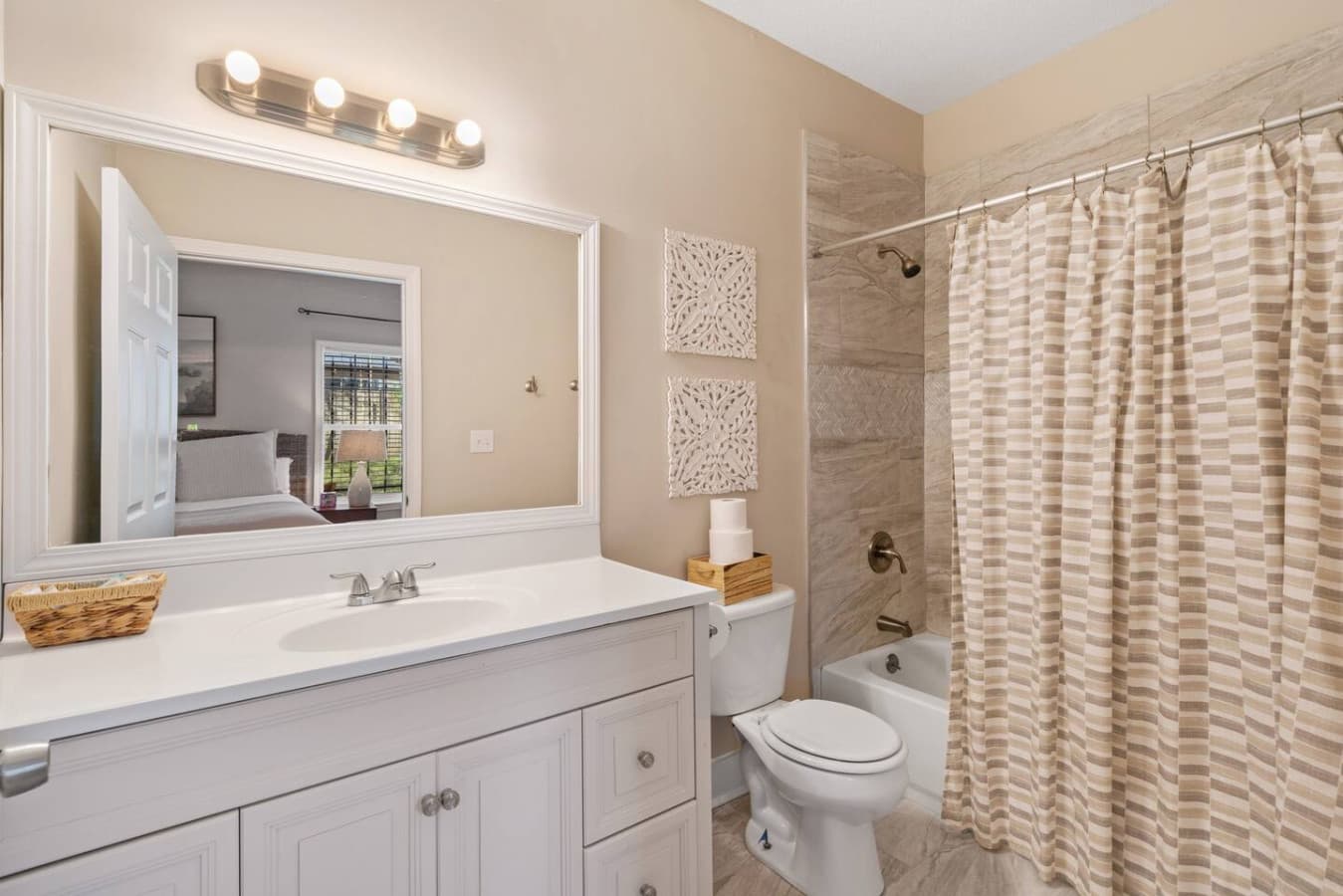 Ensuite master bathroom.