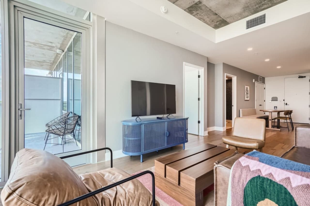 05 Living Room.jpg