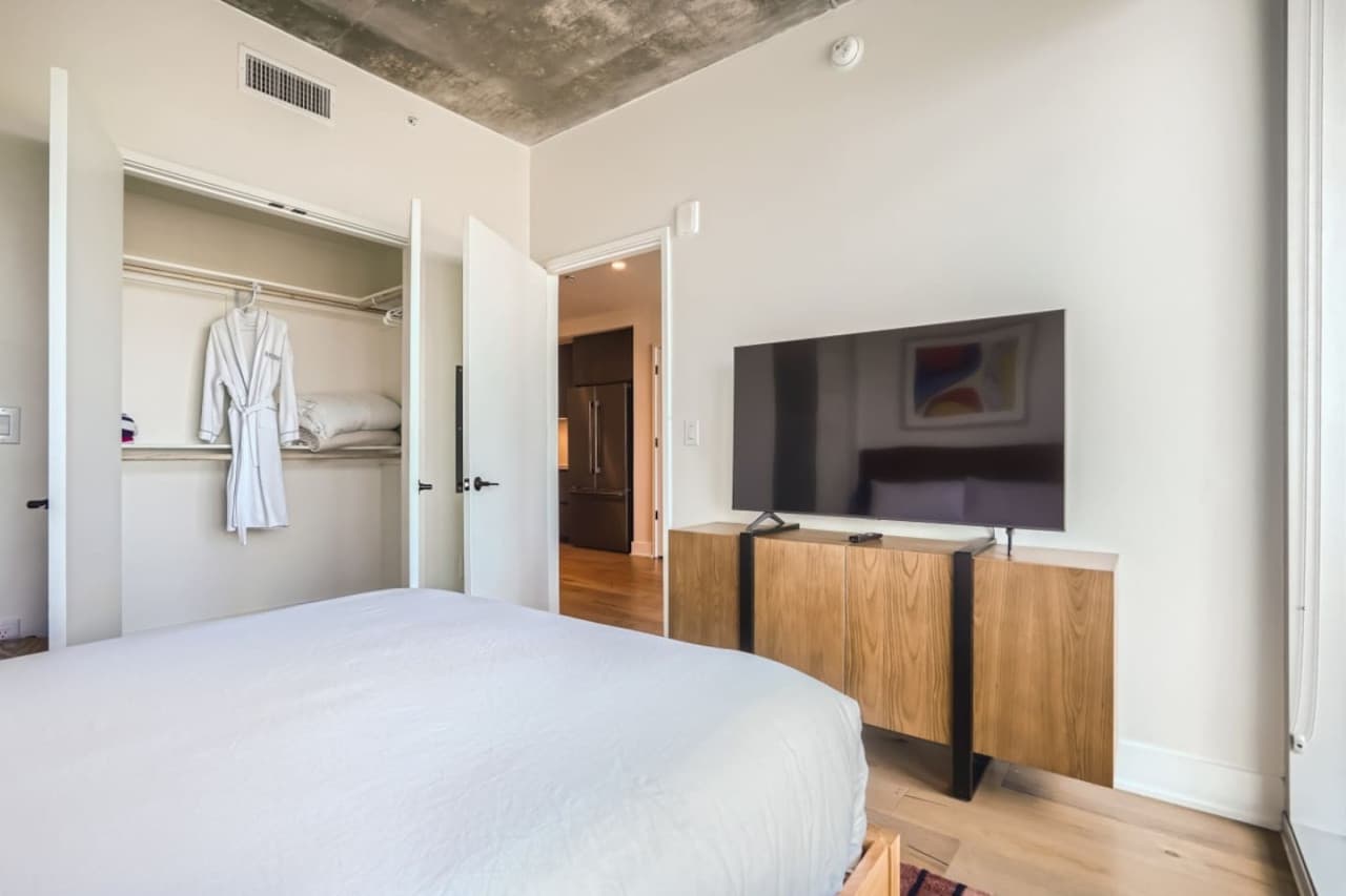 18 Primary Bedroom.jpg