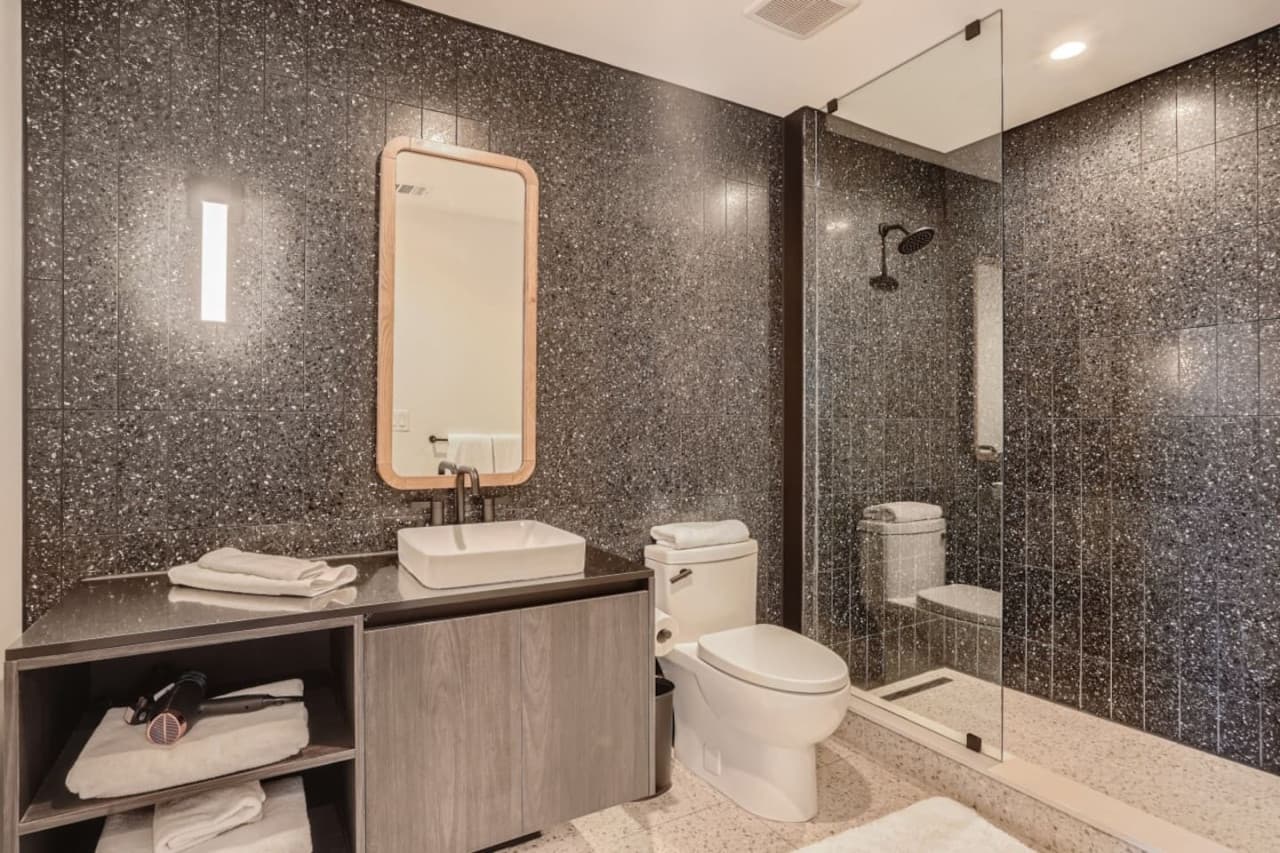 21 Primary Bathroom.jpg