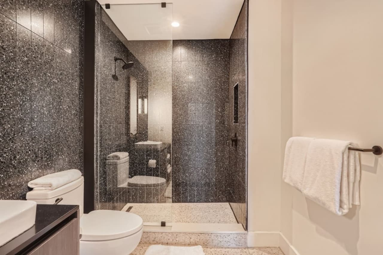 22 Primary Bathroom.jpg