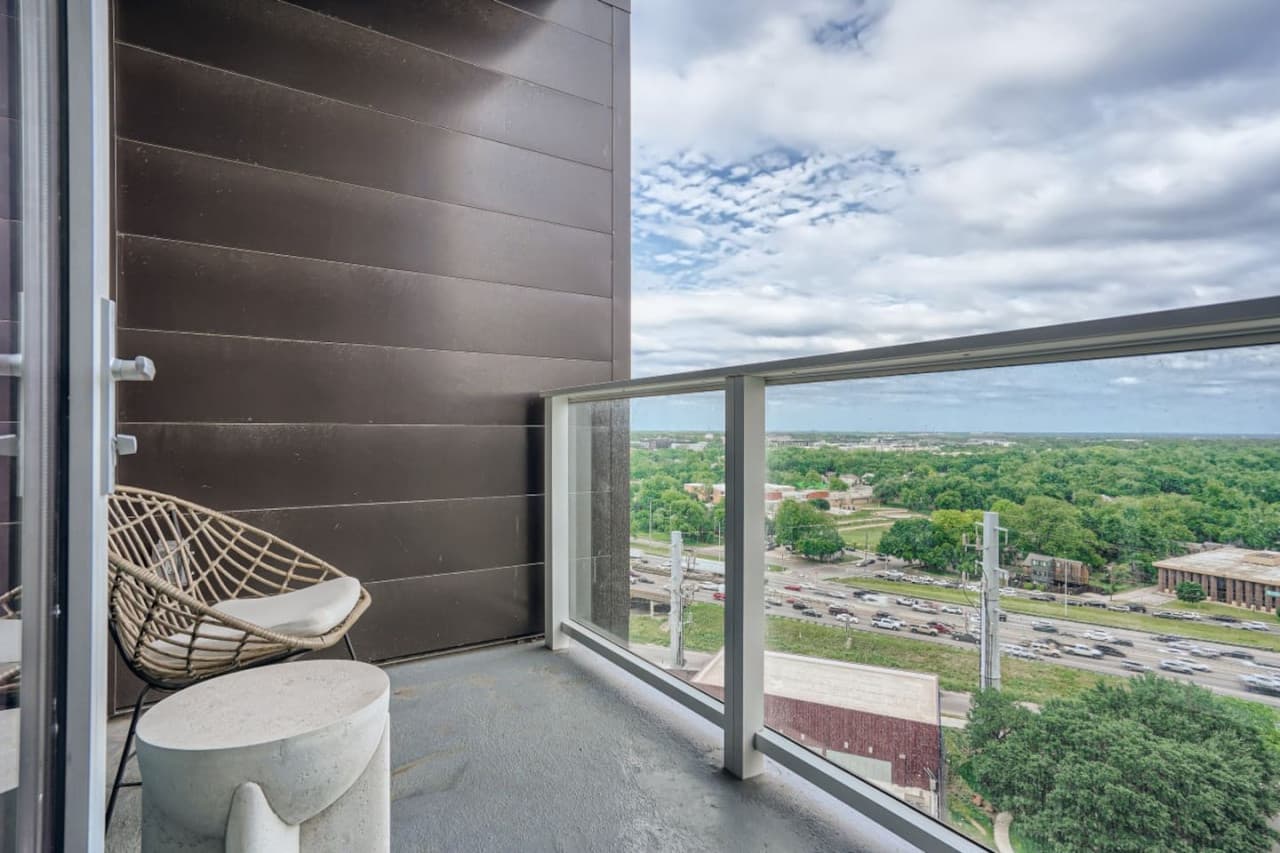 29 Balcony.jpg